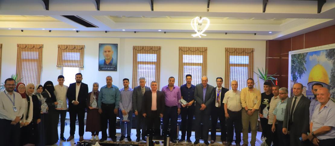جامعة الإسراء تكرم أبناء العاملين من الطلبة الناجحين امتحانات الثانوية العامة