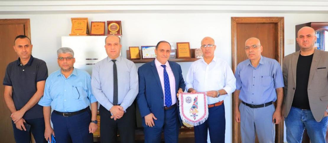 جامعة الإسراء تبحث سبل التعاون المشترك مع جمعية الهلال الأحمر الفلسطيني