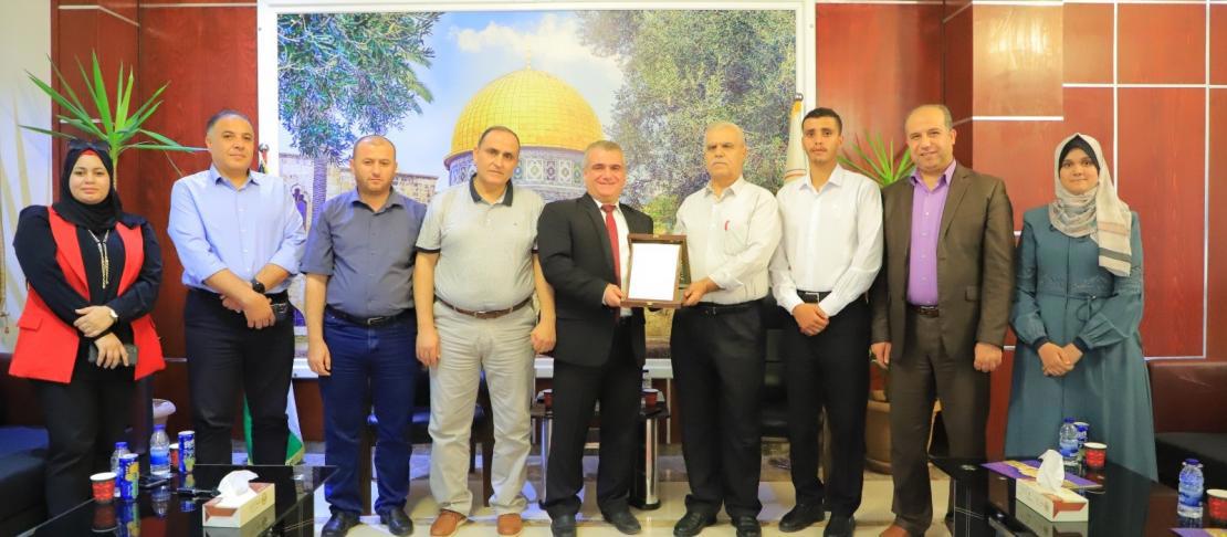 جامعة الإسراء تكرم فريق كلية القانون الفائز المركز الأول في المناظرة الطلابية القانونية