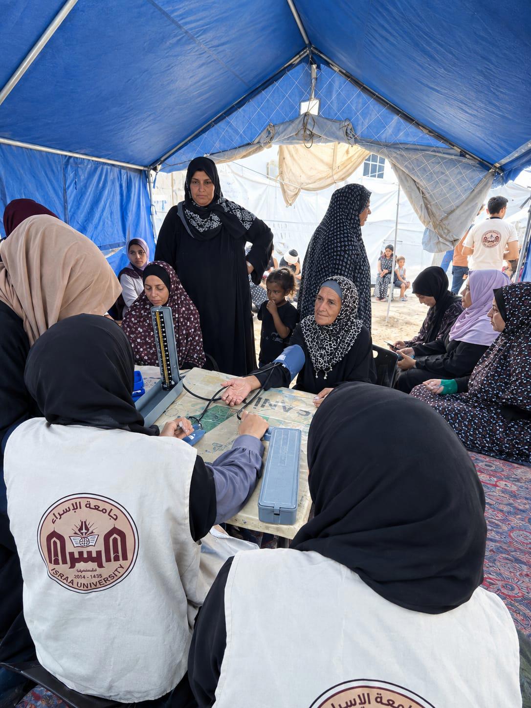 فريق العمل التطوعي في دائرة شؤون الطلبة ينظم نشاطًا توعويًا حول الأمراض المزمنة