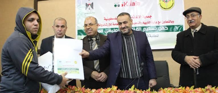 وزارة التعليم تسلم كتباً مكبرة ل35 طالبا من ضعاف البصر