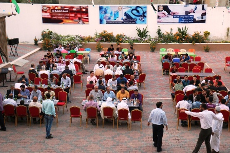 الجامعة تنظم افطاراً جماعياً لطلابها ومخاتير ووجهاء غزة
