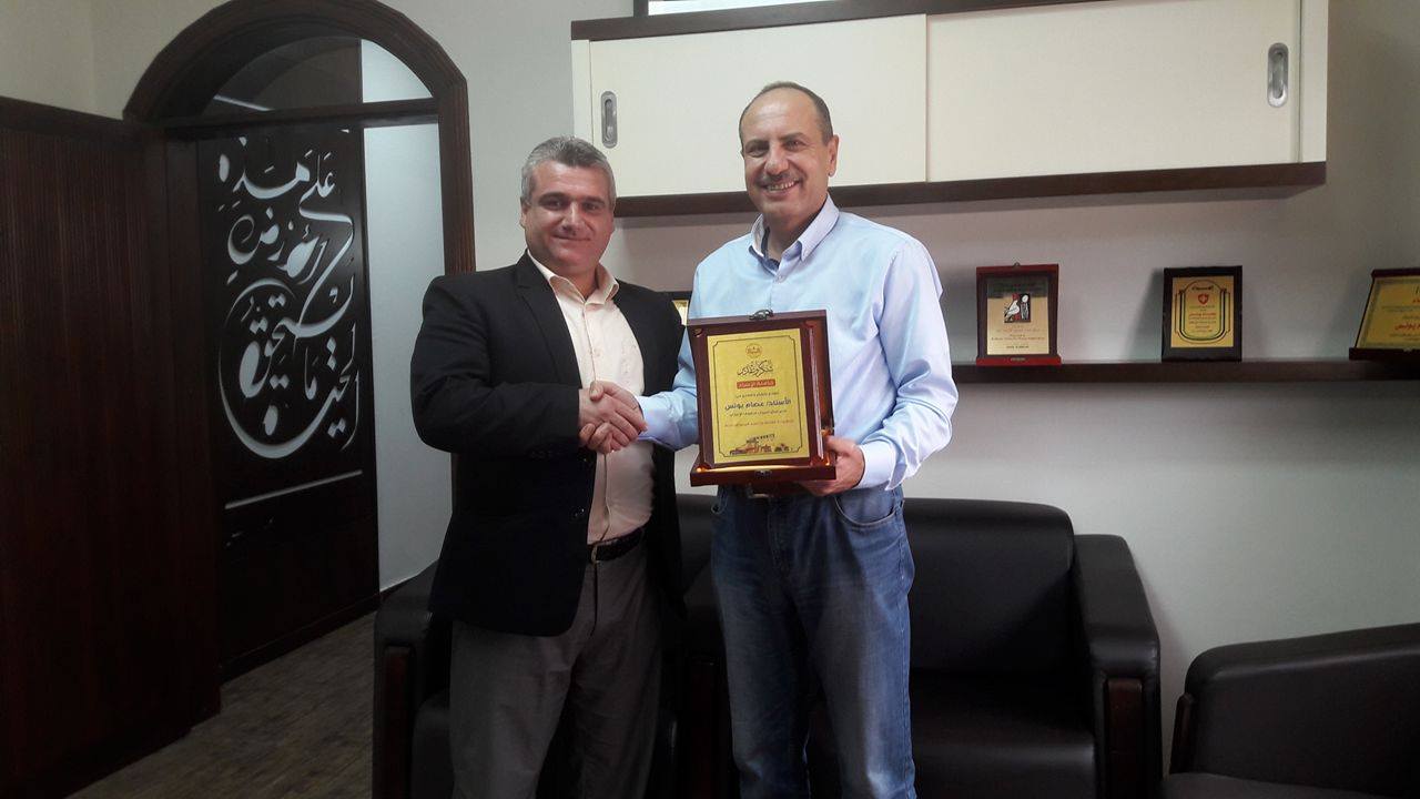 الجامعة تُكرم الحقوقي "عصام يونس" على جهوده في دعم العملية التعليمية