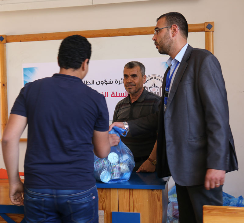دائرة شؤون الطلبة بجامعة الإسراء توزع مساعدات عينية ونقدية على مجموعة من طلبتها