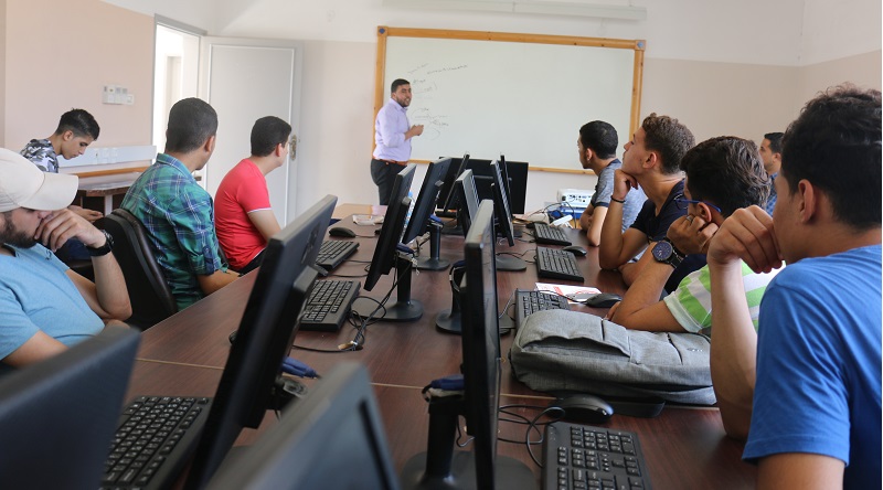 دائرة التعليم المستمر تبدأ بتنفيذ دورات تدريبية في اللغة الانجليزية والحاسوب