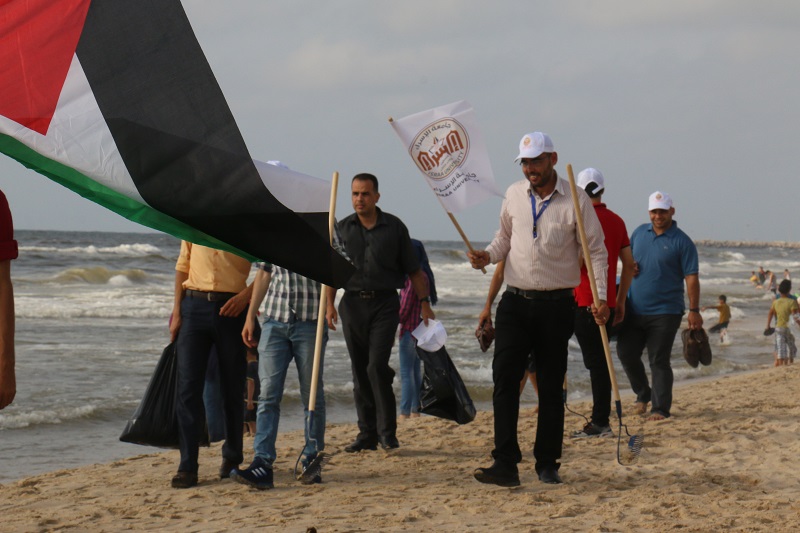 Israa University carried out a voluntary campaign "Together towards a Beautiful Beach" in Gaza