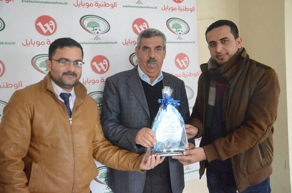 الجامعة تكرم الاتحاد الفلسطيني لكرة القدم