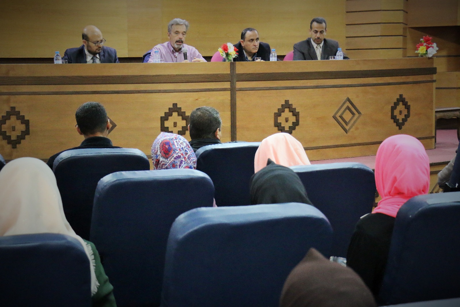 الجامعة تستقبل البروفيسور بريان باربر الخبير في العلوم السلوكية والاجتماعية