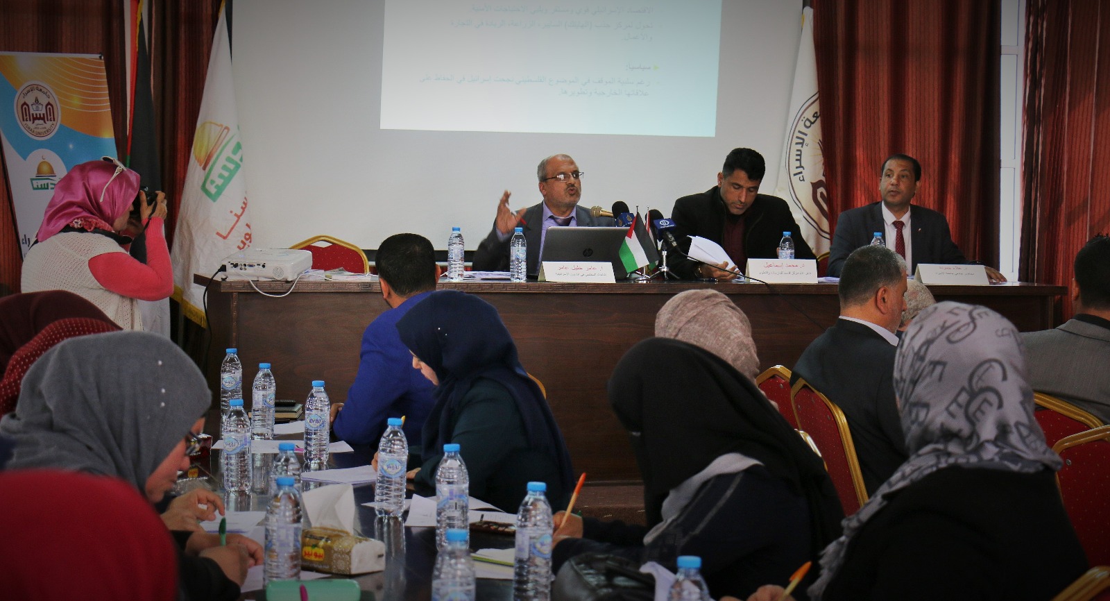 الجامعة تعقد ندوةً سياسيةً بالتعاون مع مركز قدسنا للدراسات والتطوير