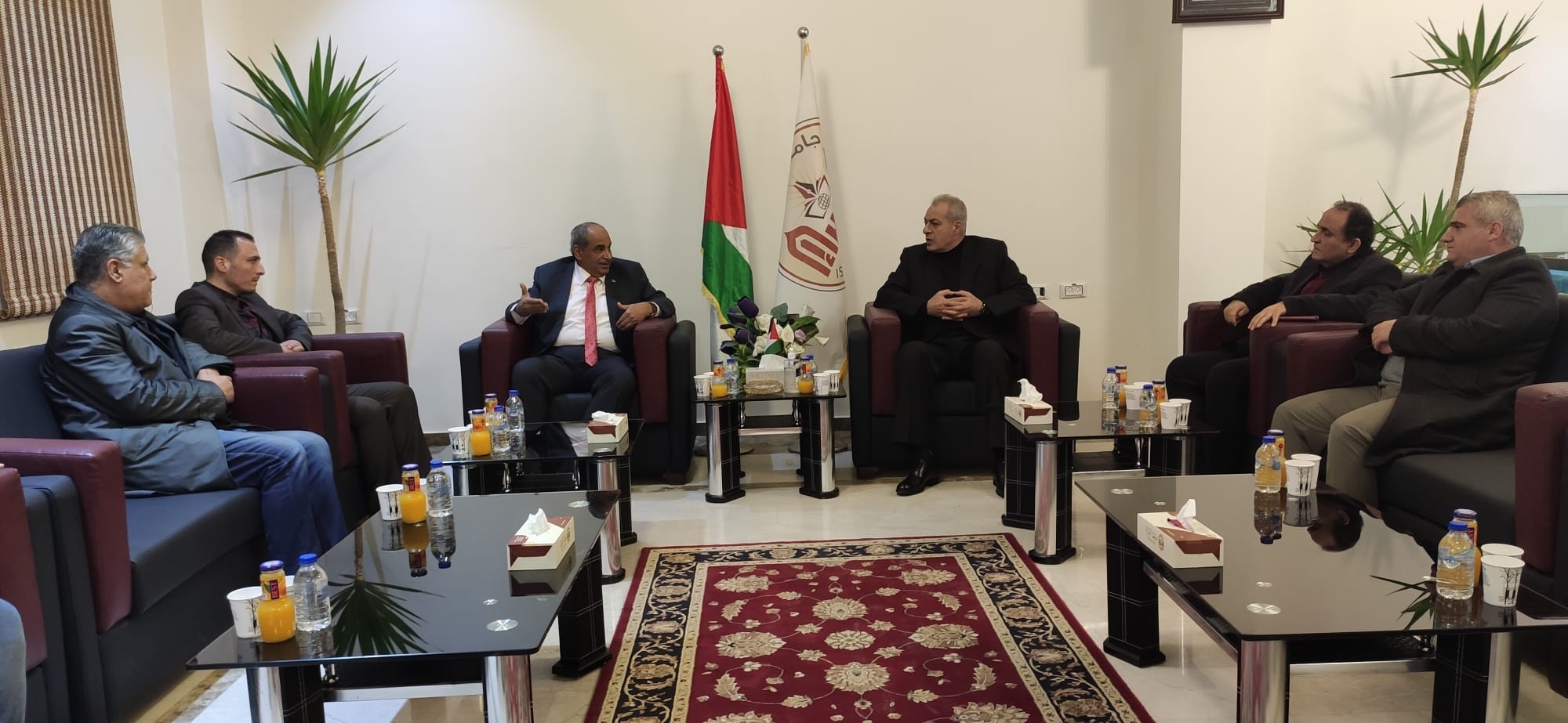 جامعة الإسراء تستقبل وزير الأشغال العامة والإسكان الدكتور محمد زيارة