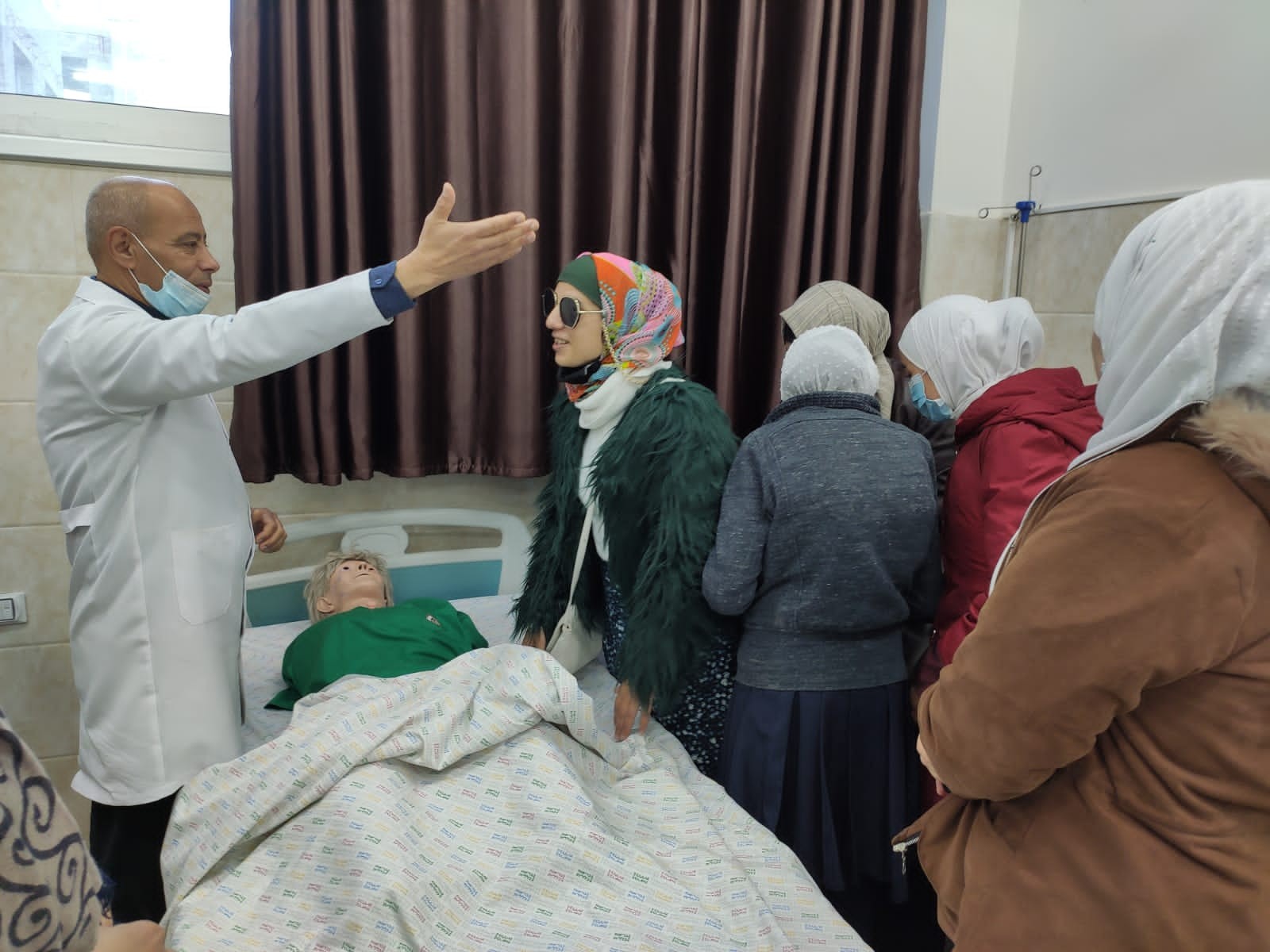 وفد من مدرسة النور والأمل الثانوية للمكفوفين يزور جامعة الإسراء  ​​​​​​​
