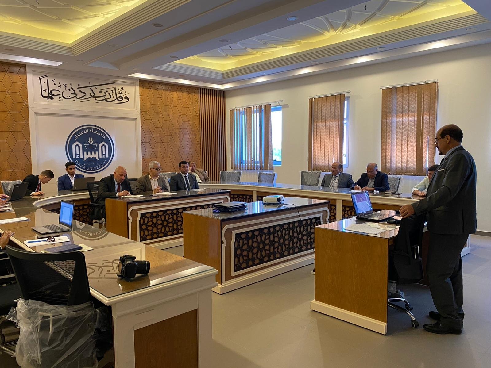 الدراسات العليا بجامعة الإسراء تعقد أول ثلاث حلقات "سيمنار" لطلبة القانون