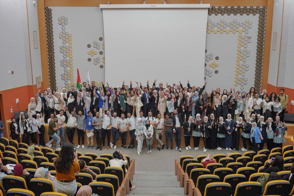 طلبة الإسراء يتصدرون المراكز الأولى في المؤتمر الطلابي بجامعة القدس أبو ديس