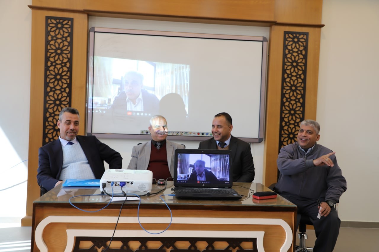 عمادة الدراسات العليا تنظم لقاءً علميًا بعنوان: "البحث العلمي في حقل القانون الدستوري"