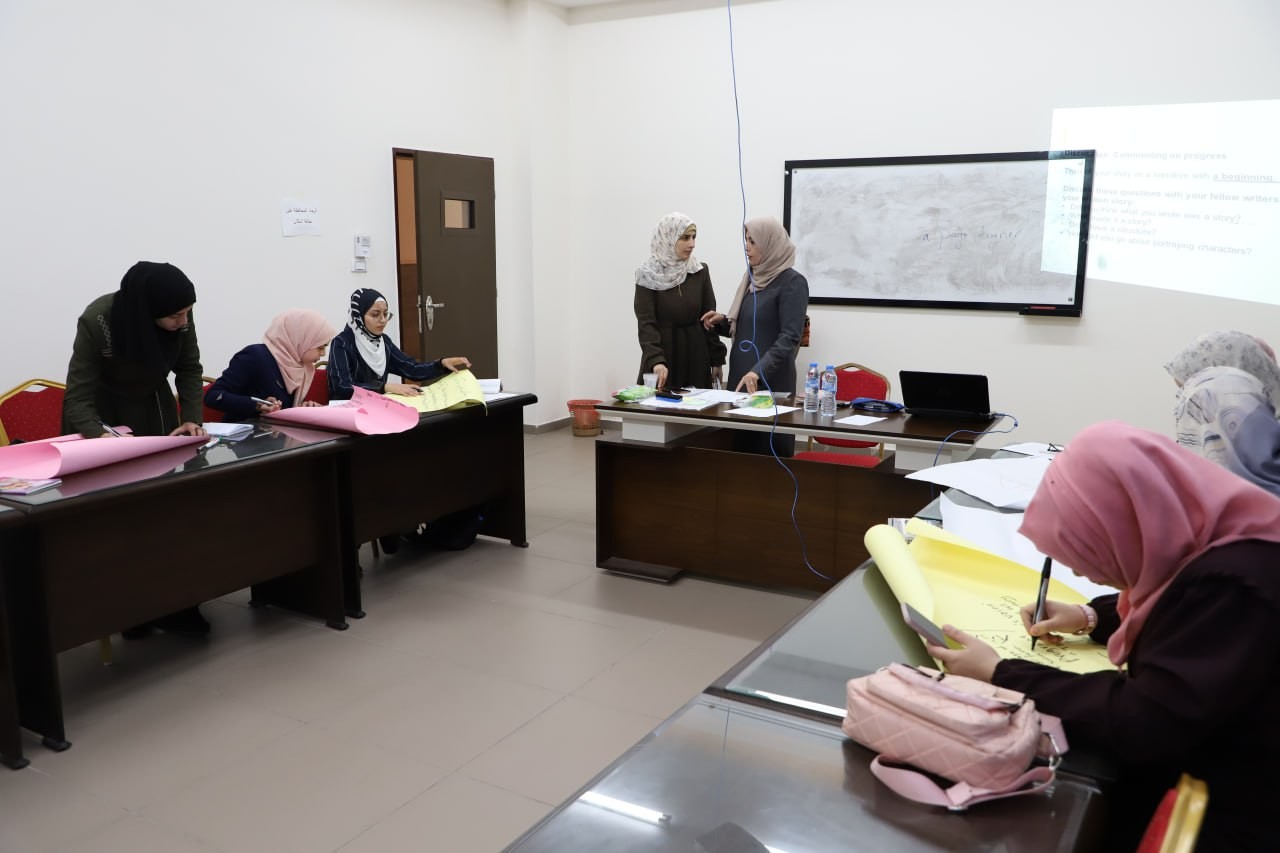 جامعة الإسراء تختتم دورة فن الكتابة الابداعية لمجموعة من طالبات قسم اللغة الانجليزية