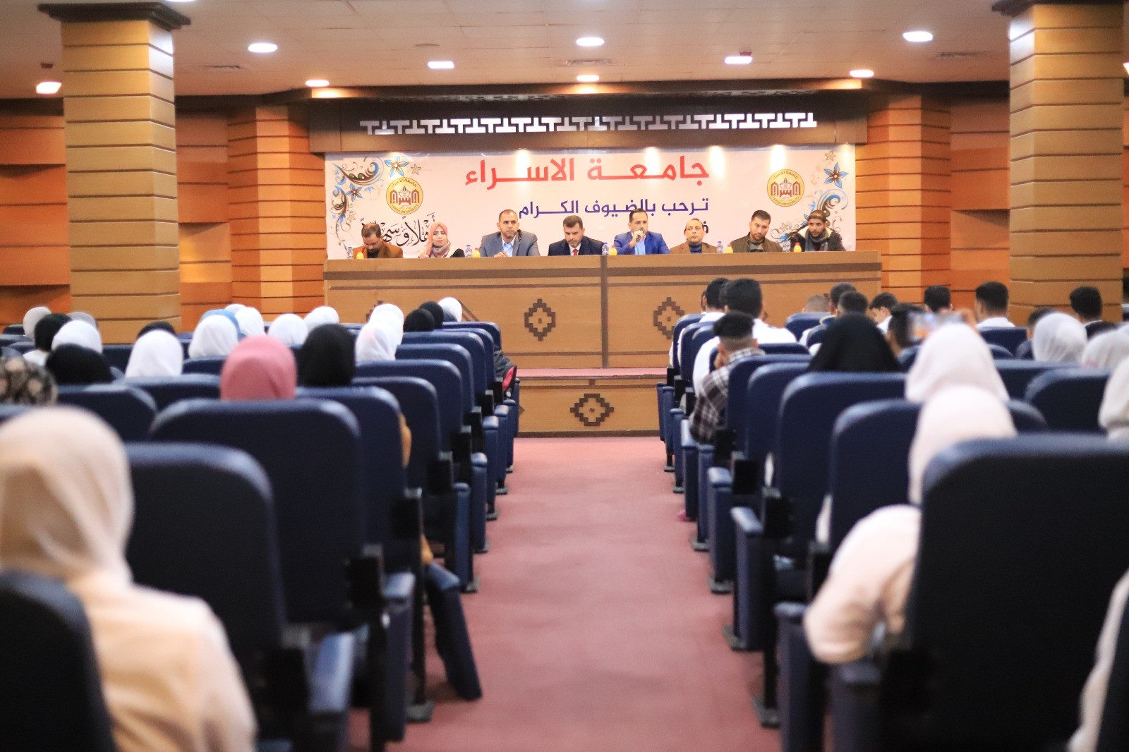 طلبة التمريض بكلية الدراسات المتوسطة في جامعة الإسراء يؤدون قسم المهنة التمريضي