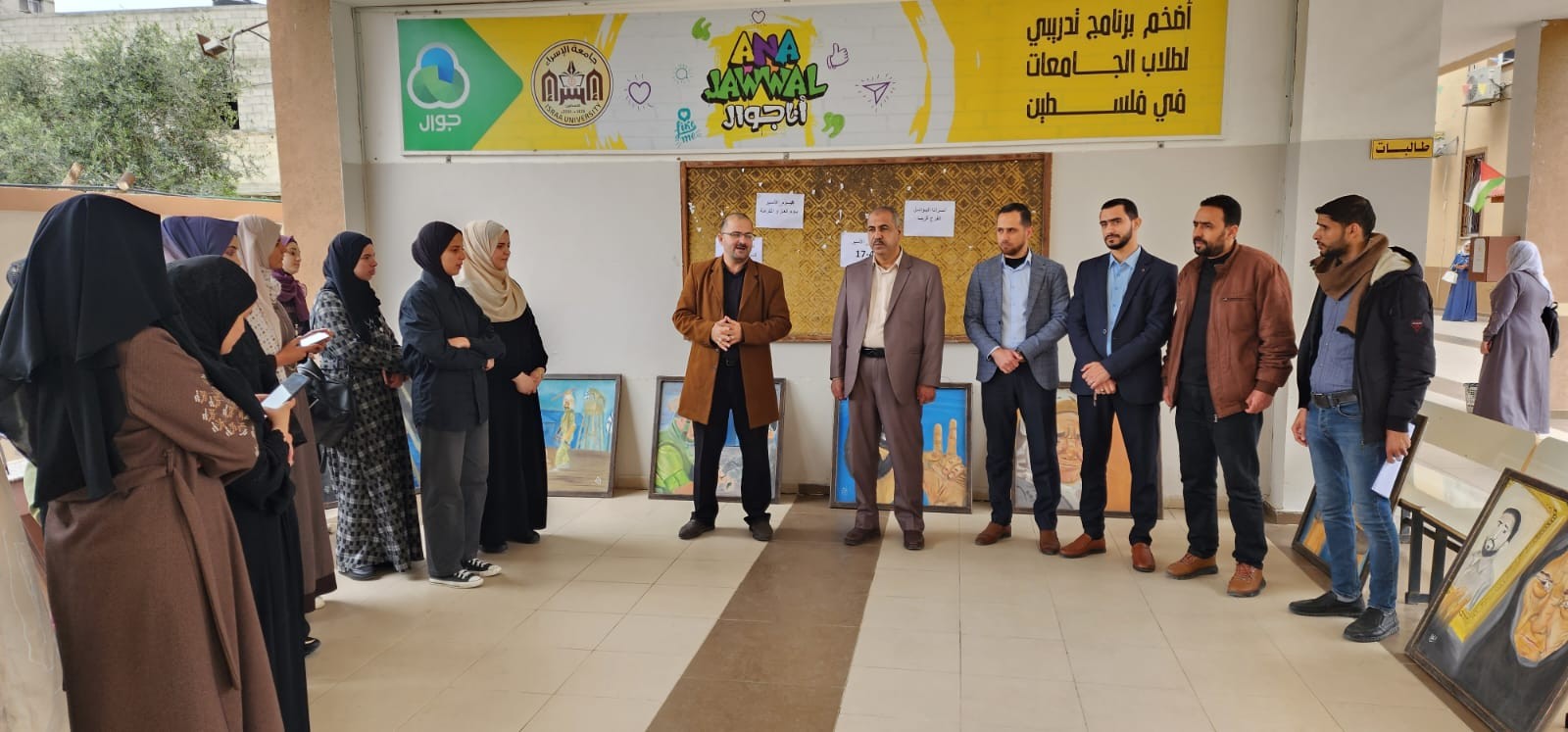 كلية الدراسات المتوسطة تفتتح معرض "صامدون" بمناسبة يوم الأسير الفلسطيني