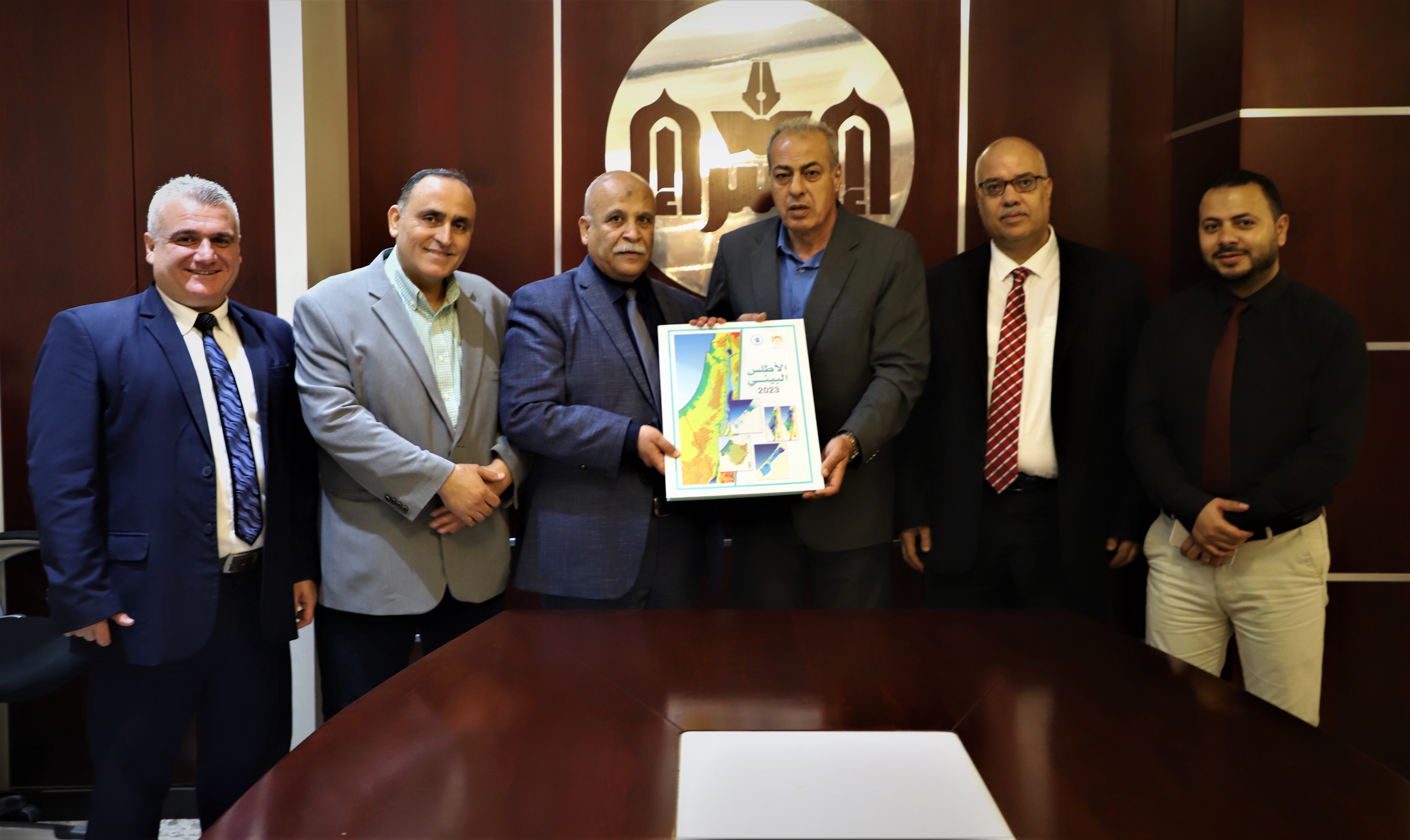 جامعة الإسراء تستقبل رئيس سلطة المياه وجودة البيئة وتستلم نسخة من الأطلس البيئي